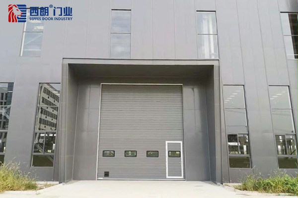 带小门的电动提升门