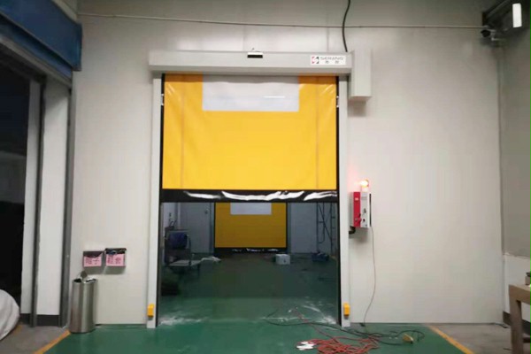 可自动复位的拉链快速卷帘门