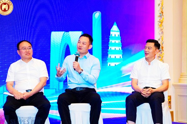 西朗门业董事长杨元嘉在论坛上发言