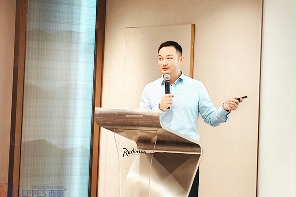 西朗门业董事长杨元嘉在外贸峰会上做主题分享